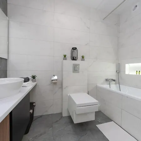 солнечные просторные метро минская Apartment
