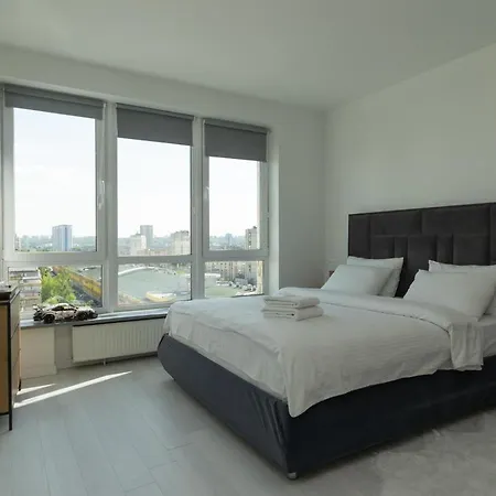 солнечные просторные метро минская Apartment *